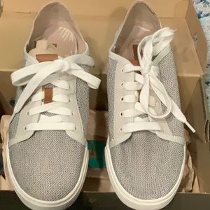 OluKai Women's  Pehuea Li Lace Up Sneakers